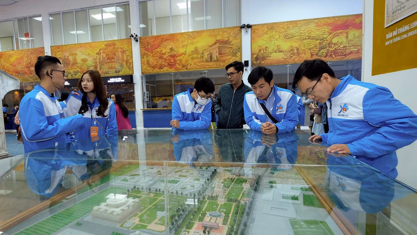 Các đại biểu xem mô hình khu vực Hoàng thành Thăng Long trước giờ trải nghiệm Đêm giải mã Hoàng thành Thăng Long.