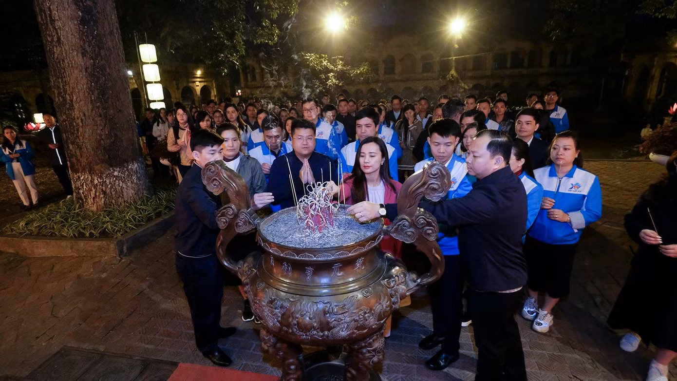 Các đại biểu dâng hương tưởng nhớ các vị tiền nhân ở Điện Kính Thiên. Ảnh: Hoàng Mạnh Thắng