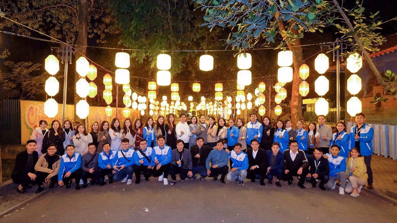 Các đại biểu chụp ảnh lưu niệm tại Hoàng thành Thăng Long. Nhiều đại biểu chia sẻ, chuyến trải nghiệm giúp họ có thêm thông tin về lịch sử, bồi đắp thêm lòng tự hào, tự tôn dân tộc. Những kiến thức thu nhận được từ chuyến trải nghiệm, qua công tác Đoàn, phong trào thanh thiếu nhi tại địa phương, sẽ tiếp tục lan tỏa đến các đoàn viên, thanh niên... Ảnh: Hoàng Mạnh Thắng
