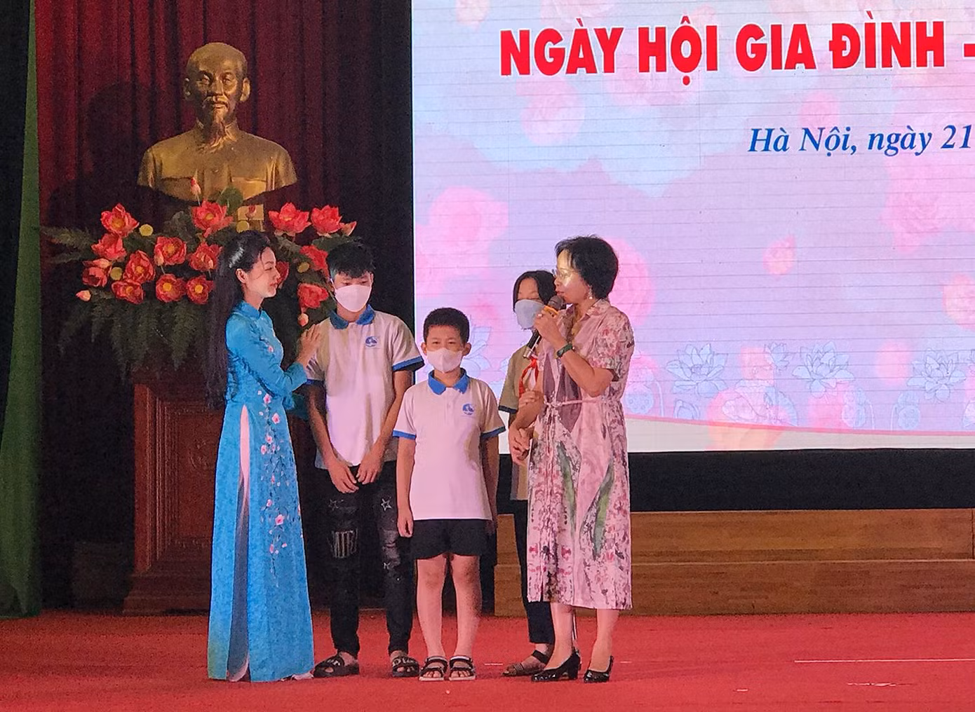 Phần gặp gỡ giữa mẹ đỡ đầu và các con tại chương trình Ngày hội gia đình - Kết nối yêu thương. Ảnh: Trường Phong