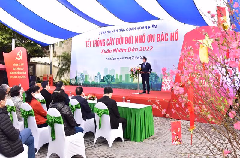 Phát động “Tết trồng cây đời đời nhớ ơn Bác Hồ” Xuân Nhâm Dần 2022, Chủ tịch UBND quận Hoàn Kiếm Phạm Tuấn Long cho biết, trong những năm qua, quận đã tập trung bảo vệ môi trường, nâng cao chất lượng cuộc sống của người dân, triển khai các dự án hợp tác quốc tế về môi trường như: Hợp tác với vùng Ile - de - France (Pháp) về quy hoạch và không gian đi bộ, hợp tác với quận Lichtenberg - Berlin (Đức) về sử dụng năng lượng sạch. Gần đây nhất, ngày 21/1/2022, quận đã hợp tác với tổ chức “Think playground” khánh thành sân chơi vườn cây tại bờ sông Hồng. Trong những năm qua, quận đã trồng bổ sung gần 1.000 cây xanh đô thị và trồng bổ sung hơn 23.000m2 cây đơn lẻ, mảng cây, thảm cỏ. Ảnh: PV