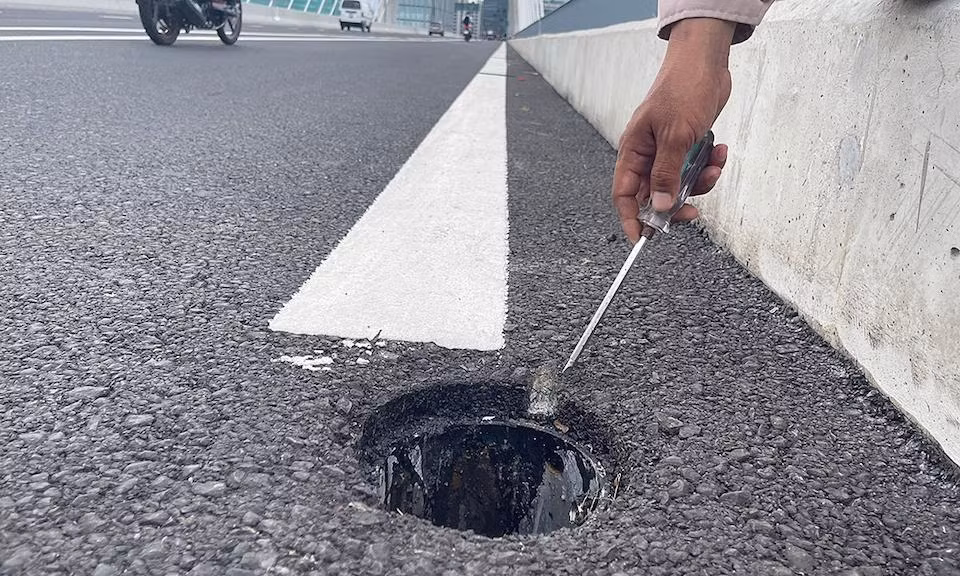 Nắp cống trên cầu Thủ Thiêm bị lấy trộm