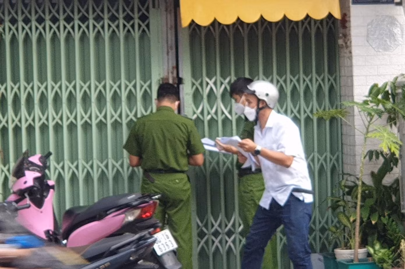Công an khám nghiệm hiện trường.