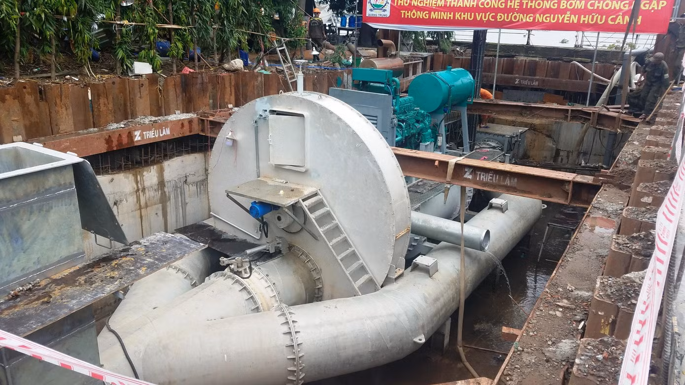 Hệ thống "siêu máy bơm" chống ngập tại đường Nguyễn Hữu Cảnh.