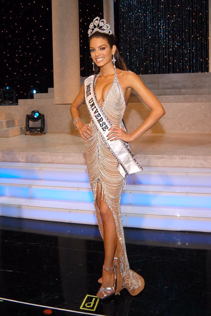 Mỹ nhân Puerto Rico - Zuleyka Rivera đăng quang Miss Universe 2006 một cách thuyết phục với bộ váy ánh kim được thiết kế độc đáo. Điểm nhấn của thiết kế là chi tiết xẻ vòng 1 mạnh tay. Tuy nhiên, chiếc váy đính kim loại với trọng lượng khá lớn đã khiến Zuleyka Rivera kiệt sức và xỉu ngay trên sân khấu sau khi đăng quang.