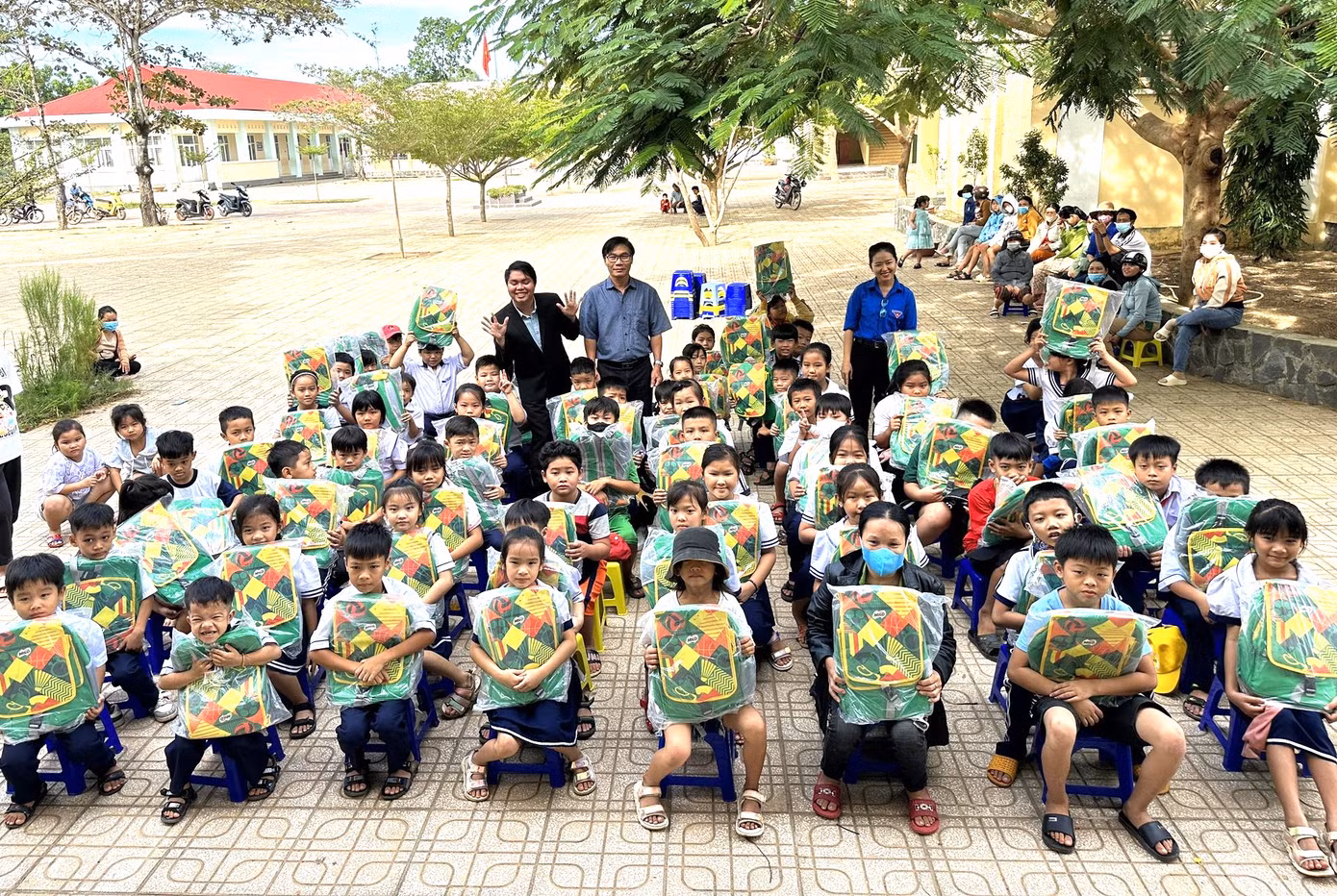 Tặng balo cho học sinh tại huyện Hàm Tân (Bình Thuận)