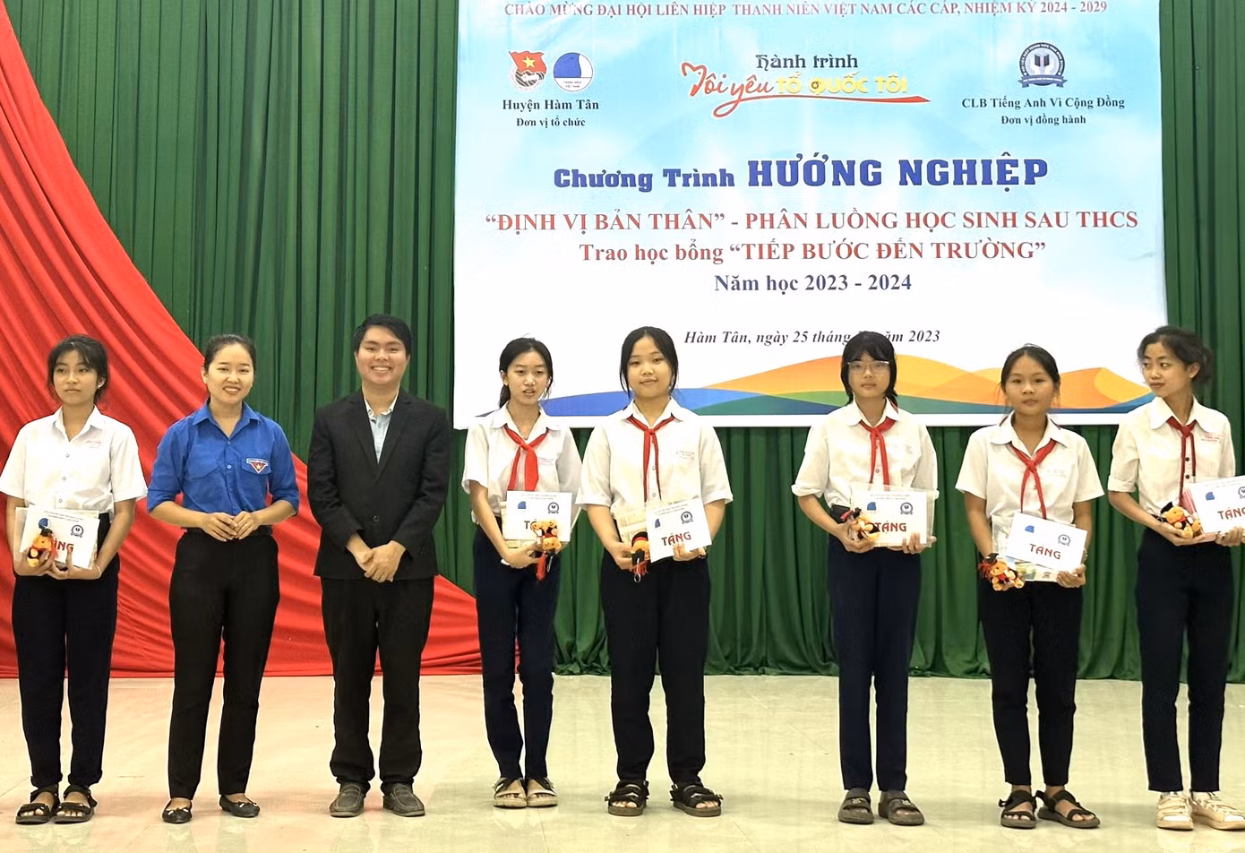 Trao học bổng cho học sinh có hoàn cảnh khó khăn