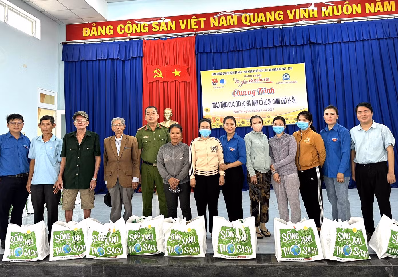 Tặng quà cho người dân có hoàn cảnh khó khăn