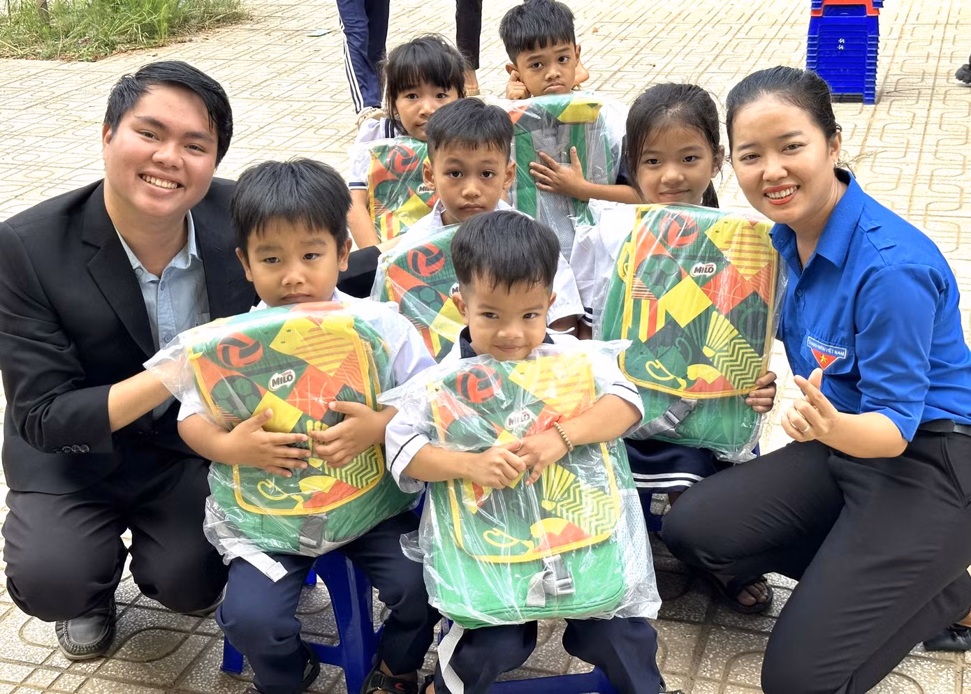 Các em nhỏ vui mừng khi nhận được quà từ các anh, chị đoàn viên thanh niên