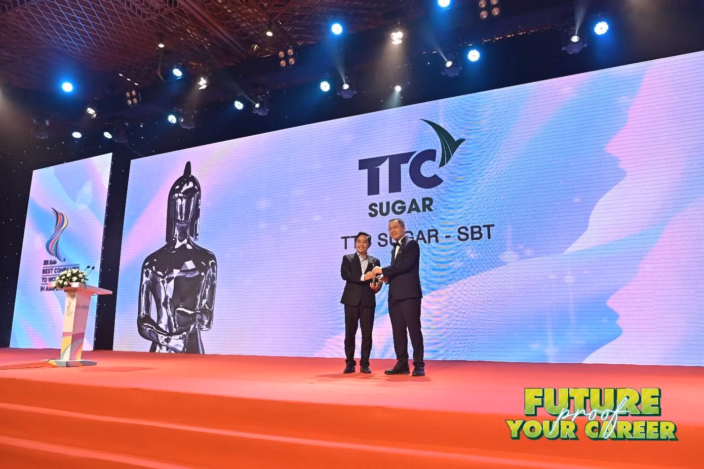 Ông Huỳnh Ngọc Sinh – Giám Đốc Nhân sự SBT và Ông William Ng, Tổng biên tập Tạp chí Nhân sự Châu Á - HR Asia