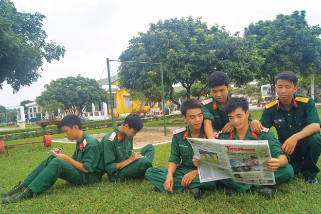 Vui buồn cùng lính ảnh 1
