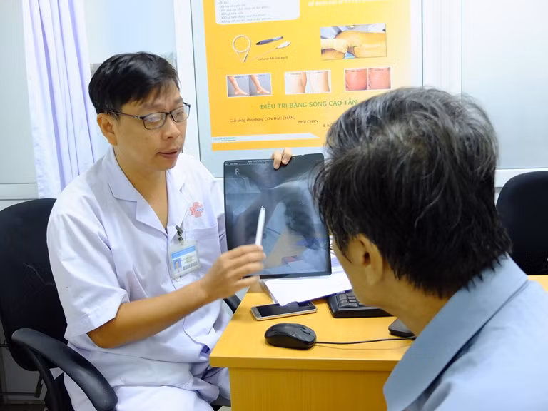 Xe cưới chạy thẳng vào bệnh viện cấp cứu bệnh nhân bị vỡ động mạch chủ ảnh 3