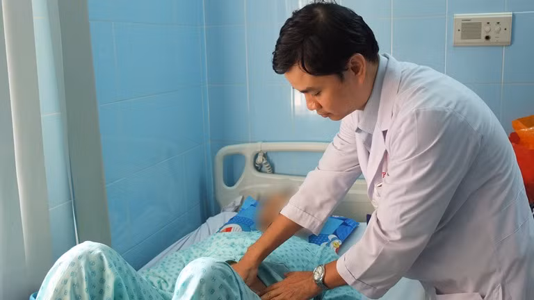 Xe cưới chạy thẳng vào bệnh viện cấp cứu bệnh nhân bị vỡ động mạch chủ ảnh 2