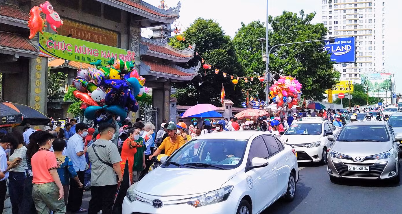 Sáng mùng 1 Tết Quý Mão, cổng nhiều ngôi chùa ở TPHCM kẹt cứng vì xe cộ của người dân đi lễ chùa