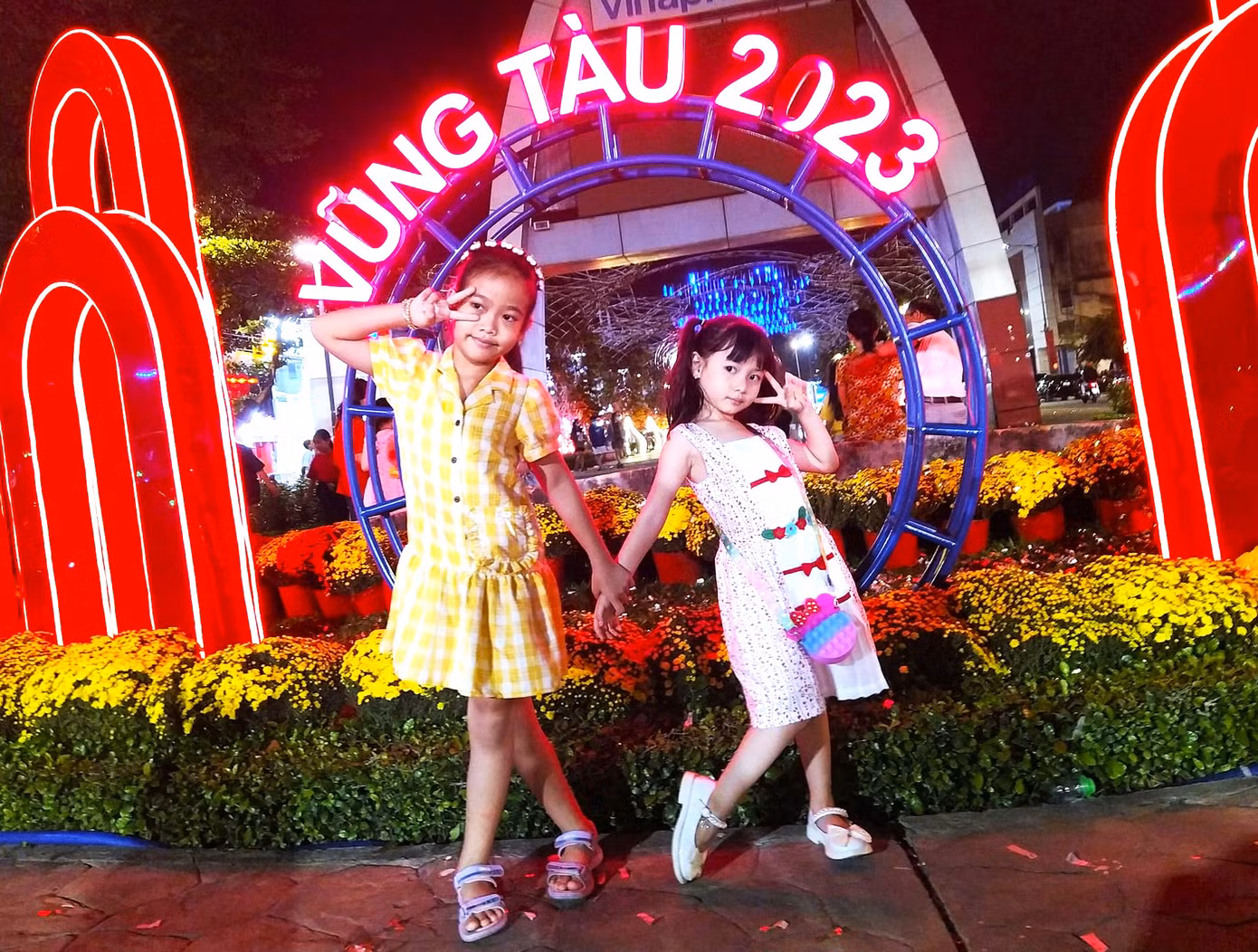 Hàng chục điểm vui chơi ban đêm được mở cửa để người dân và du khách tới tham quan, chụp ảnh Hàng chục điểm vui chơi ban đêm được mở cửa để người dân và du khách tới tham quan, chụp ảnh