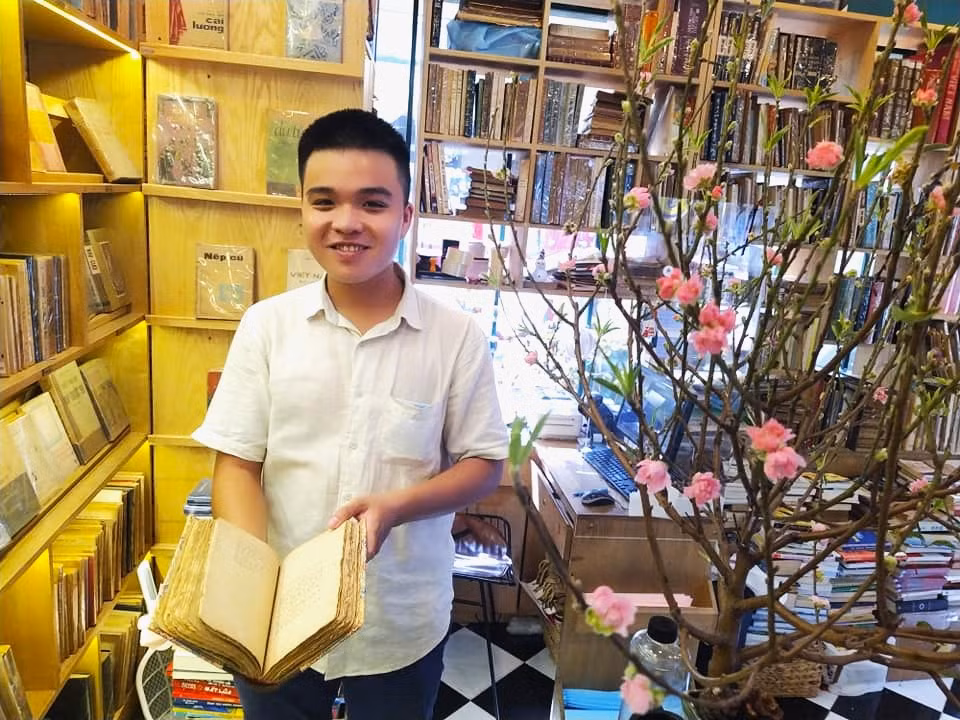 Lễ hội sách cũng là dịp để mọi người trao đổi, mua bán sách cổ, quý hiếm. Trong ảnh là một cuốn sách in bằng giấy dó có giá 20 triệu đồng.