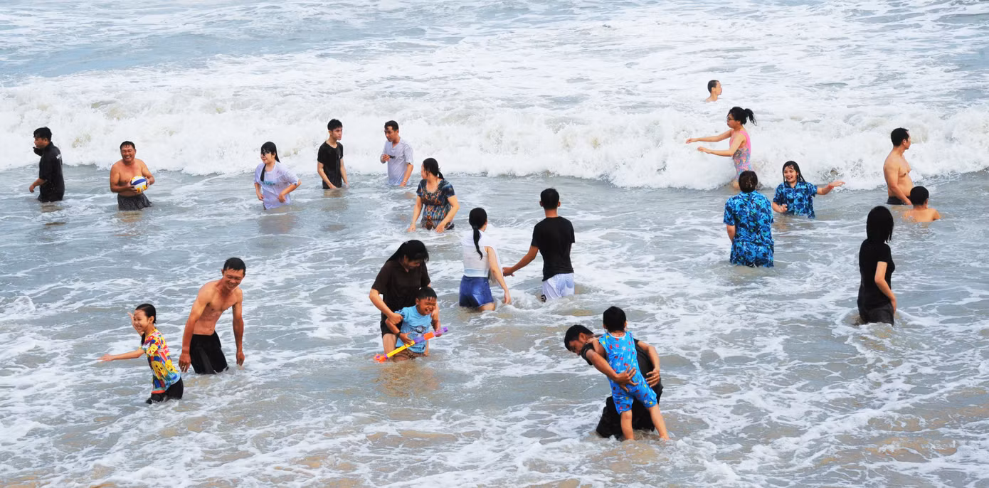 Biển xanh trong và sóng vừa phải đã thu hút nhiều du khách xuống tắm biển