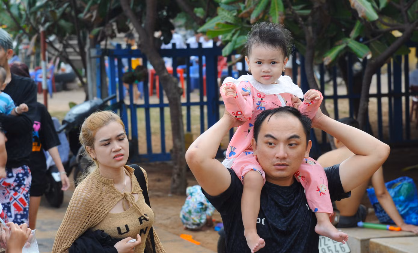Một gia đình trẻ trải nghiệm du xuân trên bãi biển Vũng Tàu