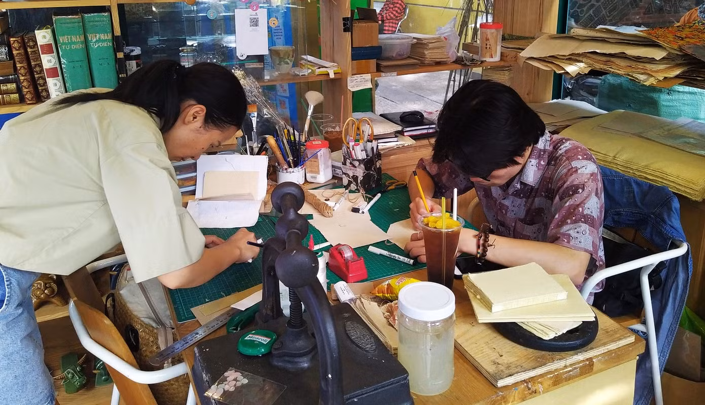 Các nghệ nhân trẻ miệt mài bảo tồn các cuốn sách cũ, quý hiếm phục vụ người chơi sách Tết Quý Mão 2023.