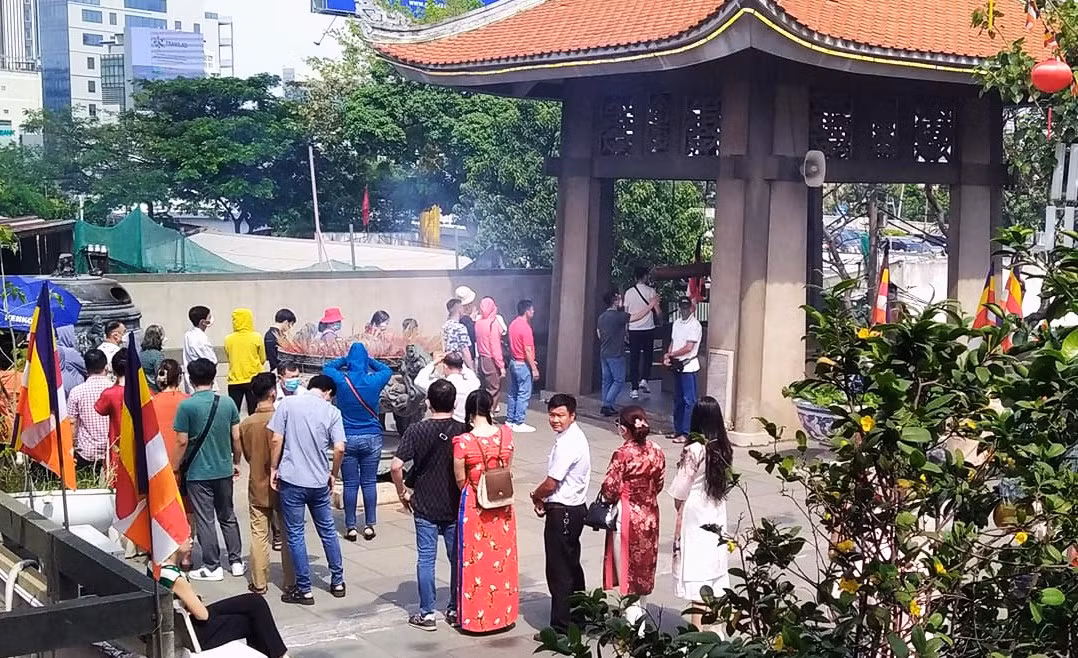 Dòng người xếp hàng chờ đánh chuông cầu may mắn đầu năm