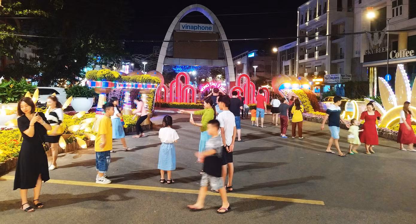 Du khách và người dân địa phương tới các điểm vui chơi giải trí vào ban đêm Du khách và người dân địa phương tới các điểm vui chơi giải trí vào ban đêm