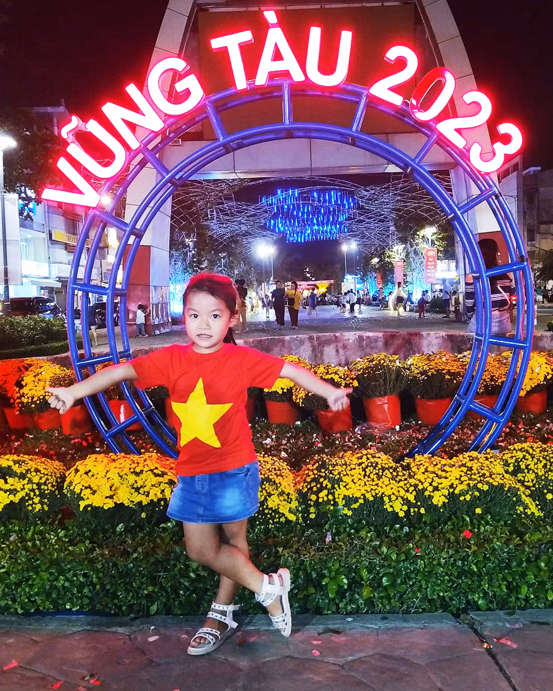 Em bé được mẹ cho đi chơi đêm xuân Em bé được mẹ cho đi chơi đêm xuân