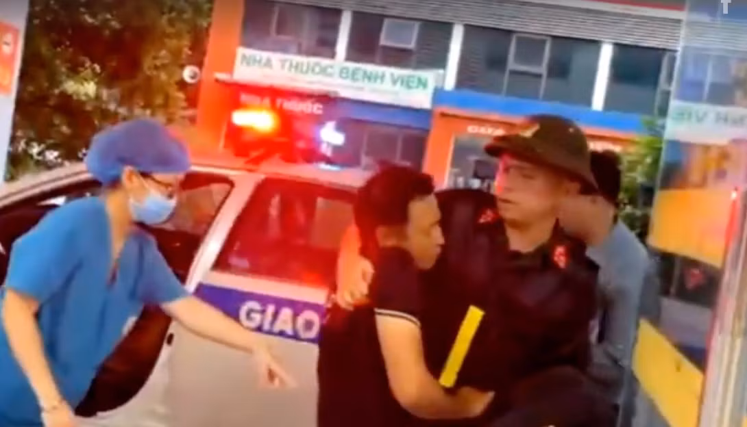 Cảnh sát đưa người đàn ông bị đột quỵ đi cấp cứu.