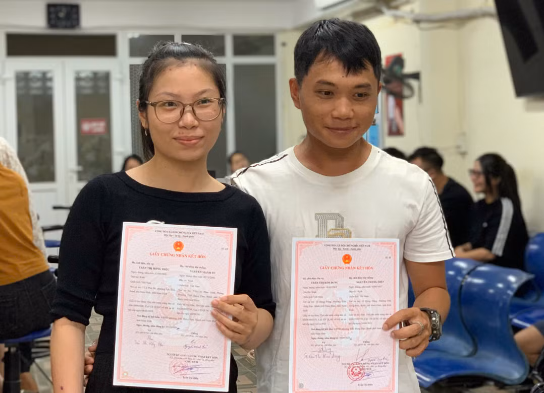 Đôi trẻ ở phường Nam Định chọn ngày đầu tiên của tỉnh Ninh Bình mới để đăng ký kết hôn.