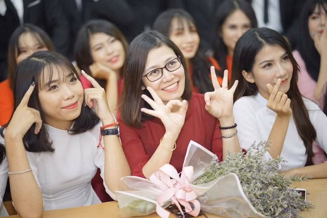TS. Đào Thị Thu Trang và sinh viên