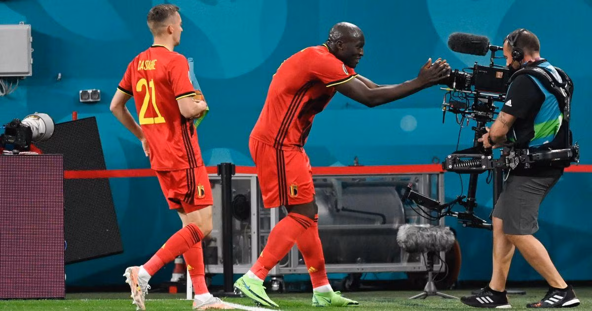 Lukaku dành tặng cú đúp trong trận mở màn tri ân đồng đội Eriksen tại câu lạc bộ. (Ảnh: Football365)