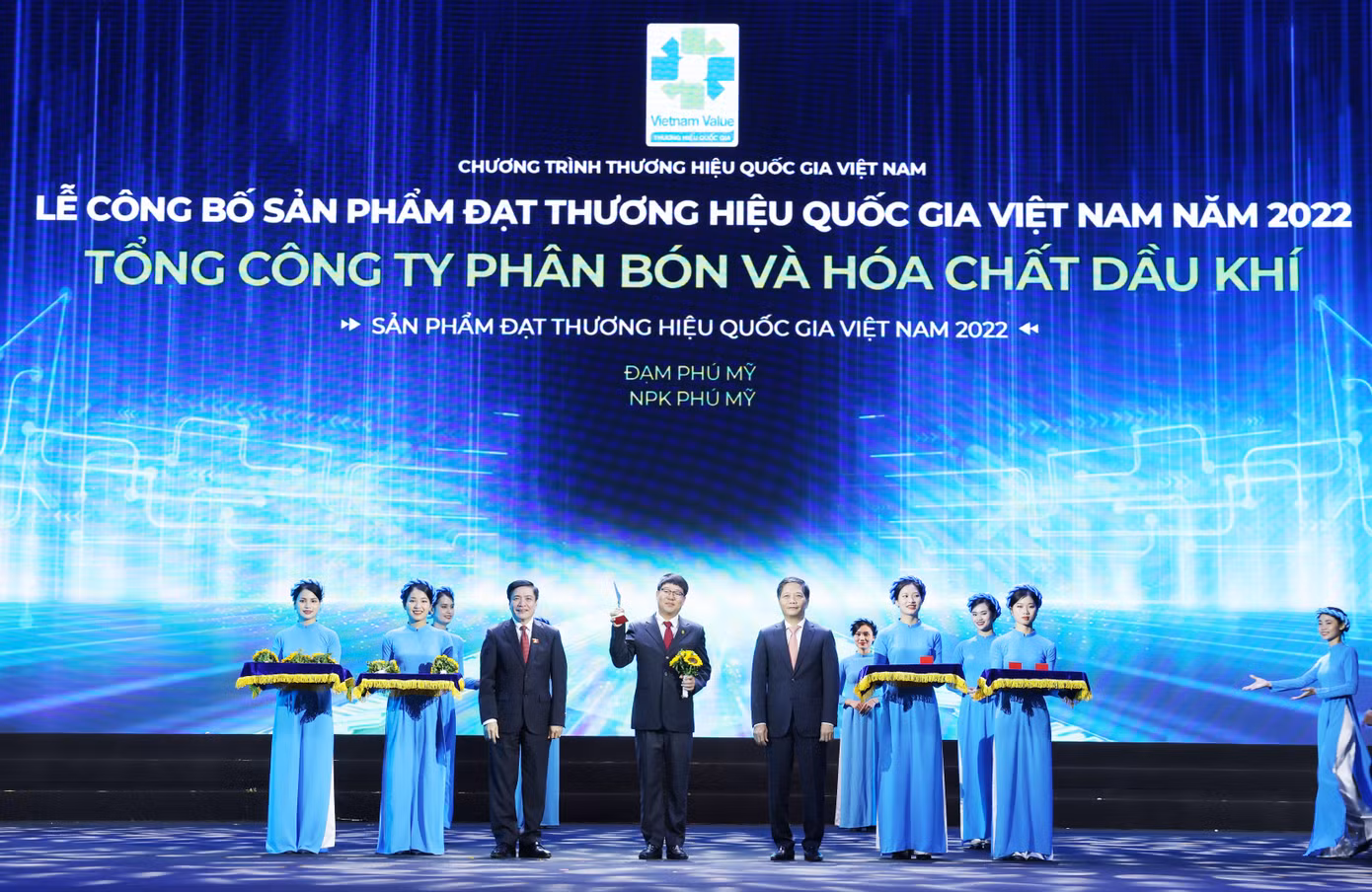 Ông Tạ Quang Huy, Phó Tổng giám đốc- đại diện PVFCCo nhận biểu trưng Thương hiệu Quốc gia Ông Tạ Quang Huy, Phó Tổng giám đốc- đại diện PVFCCo nhận biểu trưng Thương hiệu Quốc gia
