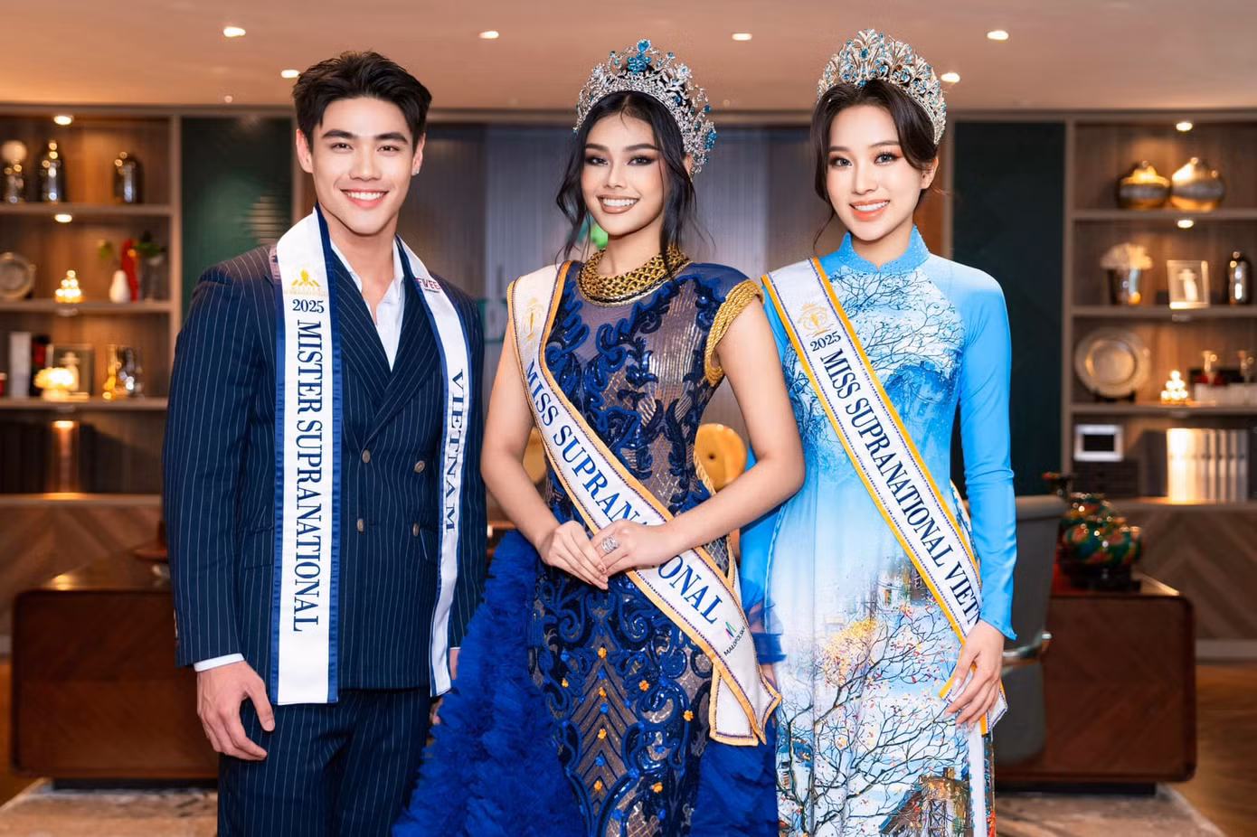 Đương kim Hoa hậu Siêu quốc gia Harashta Haifa Zahra và Chủ tịch Miss/Mr Supranational - ông Gerhard Parzutka - tại Việt Nam.
