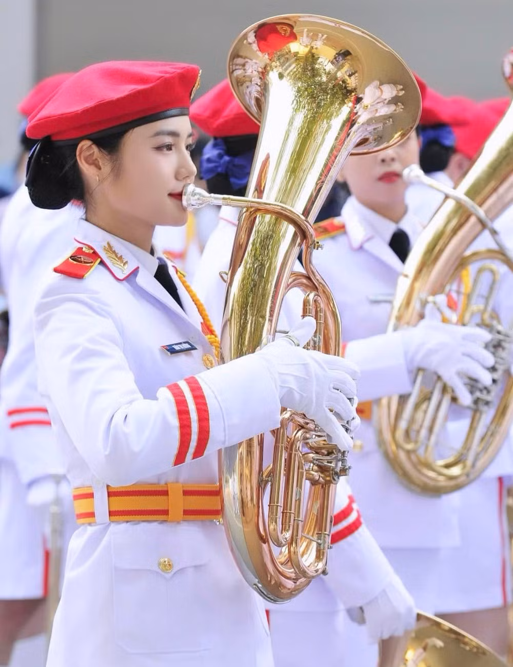 Hưởng và đồng đội tập luyện trong thời gian dài.