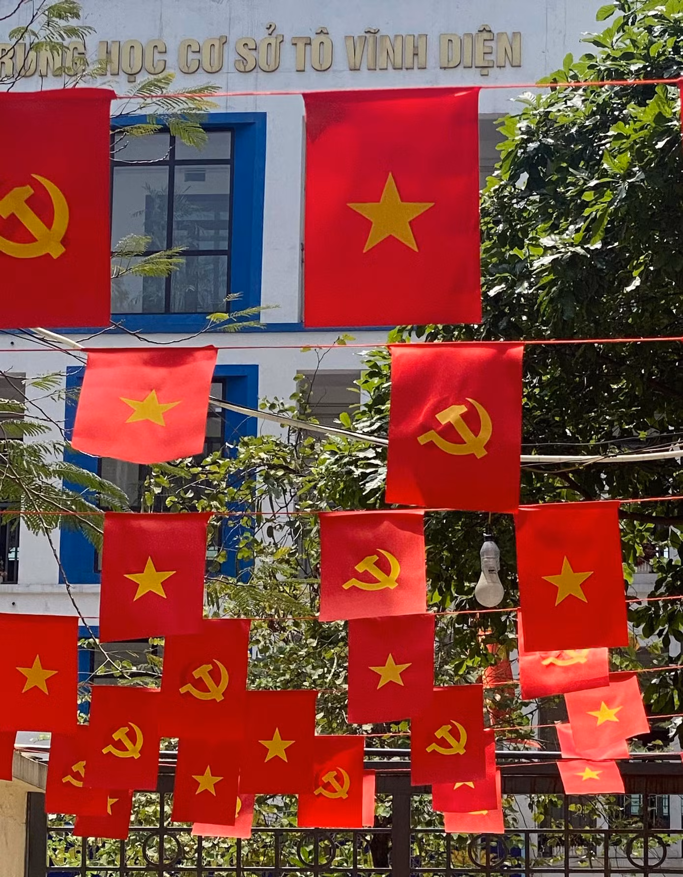 Không gian sân trường phủ đỏ màu cờ rực rỡ.