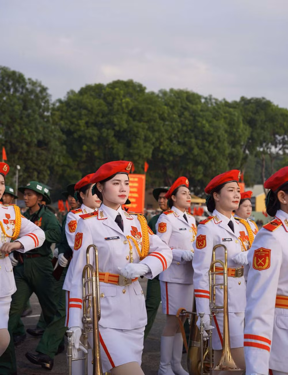 Hưởng và đồng đội tập luyện trong thời gian dài.