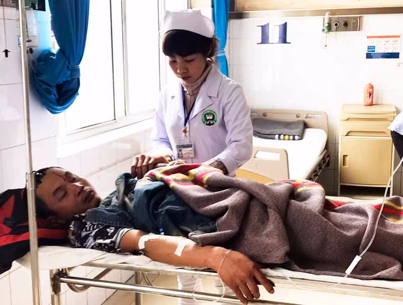 Xe khách 'đấu đầu' xe tải, 10 người thương vong ảnh 1