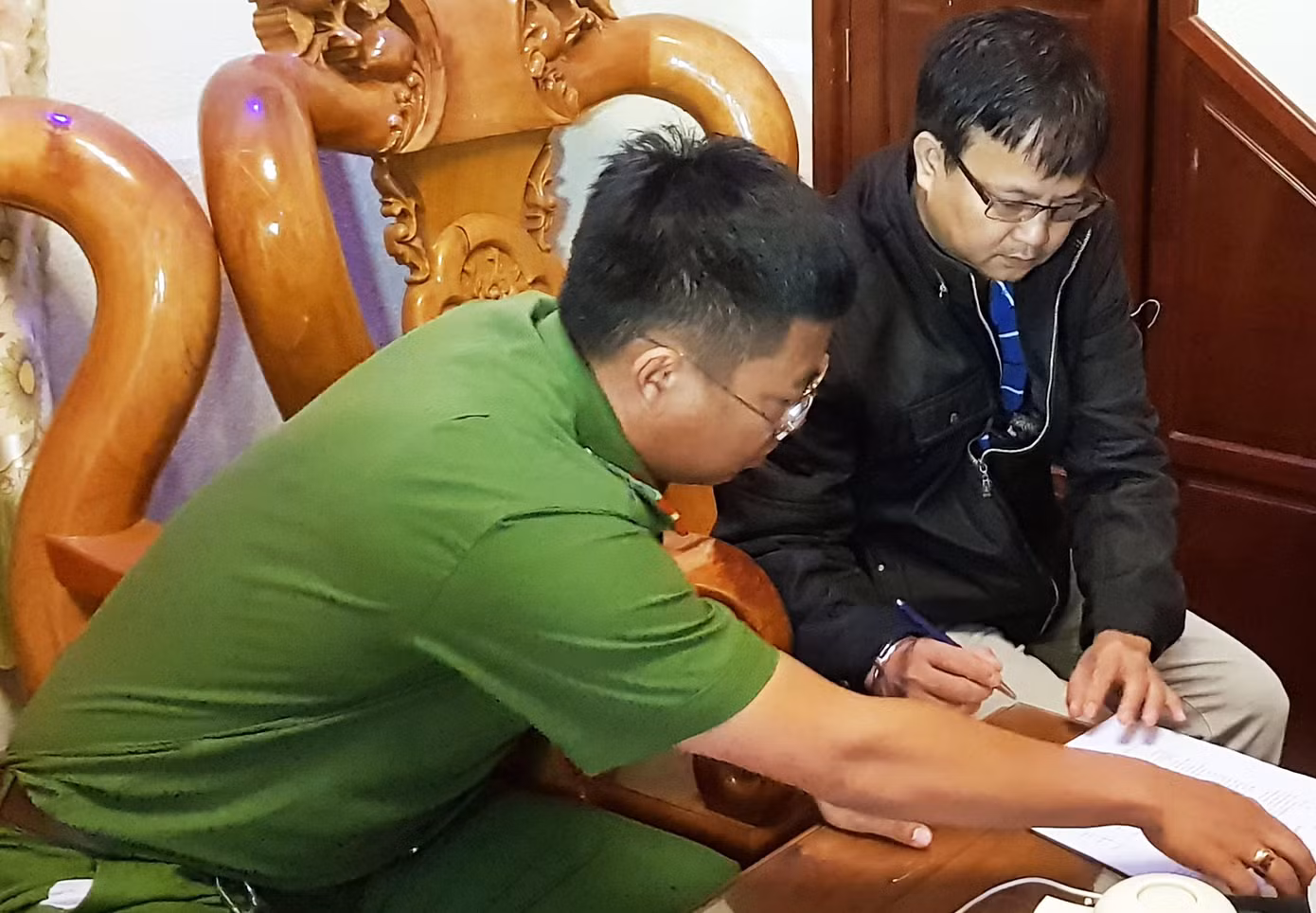 Bắt cựu cán bộ ngân hàng bị tố lừa đảo chiếm đoạt gần 20 tỷ đồng ảnh 1