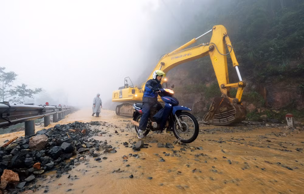 Đường Nha Trang - Đà Lạt sạt lở đã khắc phục, thông trở lại sáng nay ảnh 3