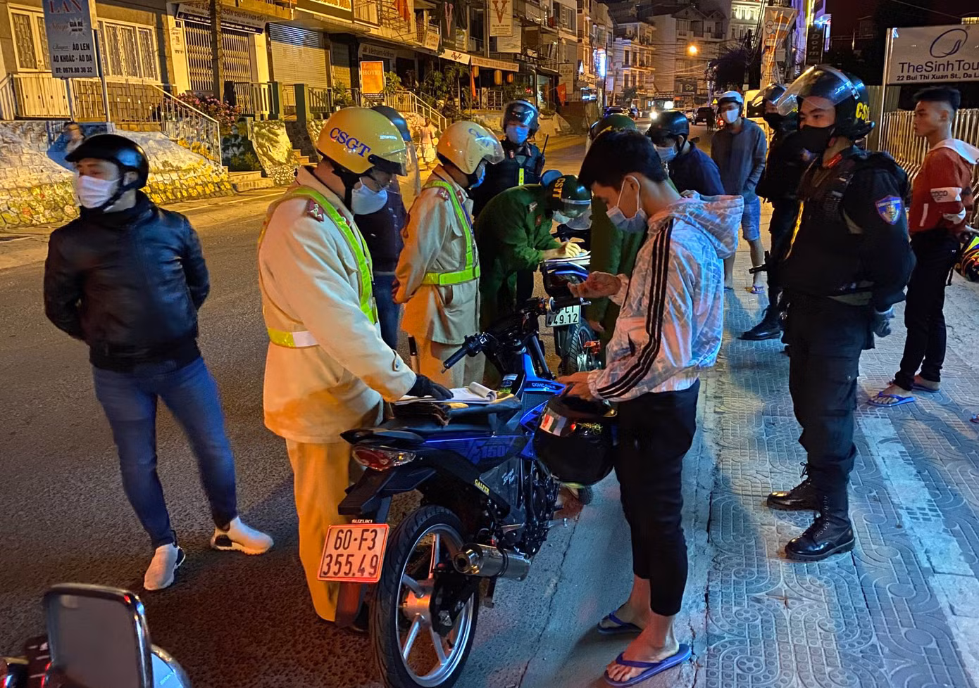 Bắt giữ cả trăm đối tượng đua xe, lạng lách đêm khuya ảnh 2