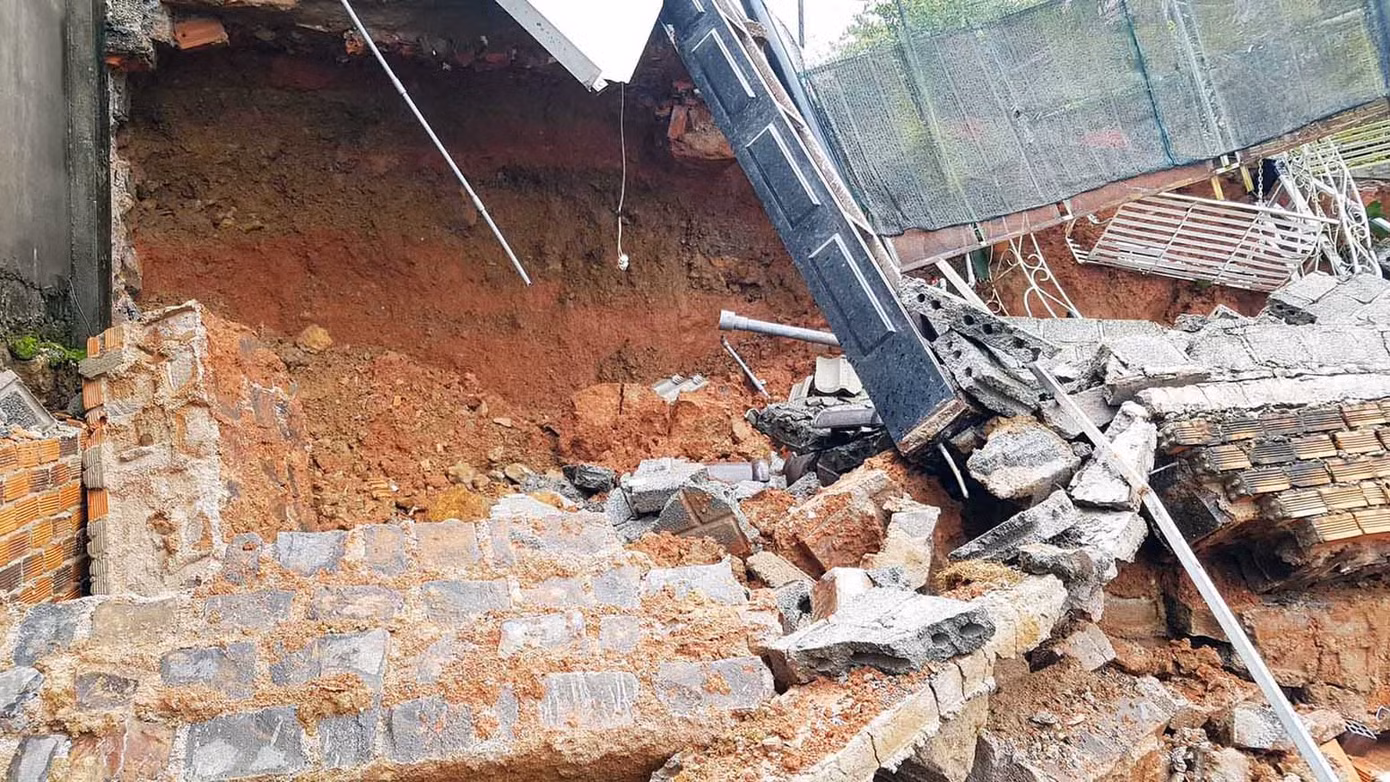 Nhà bỗng dưng sập đè nát xe máy khiến dân hoang mang ảnh 1