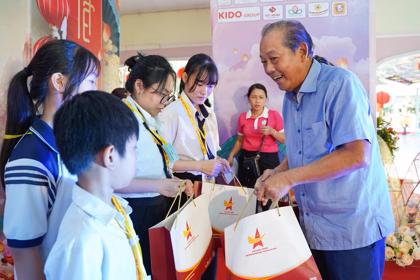 Ông Trương Hòa Bình - nguyên Ủy viên Bộ Chính trị, nguyên Phó Thủ tướng thường trực Chính phủ trao tặng quà cho các em nhỏ tại chương trình. Ảnh: Hội DNT Việt Nam