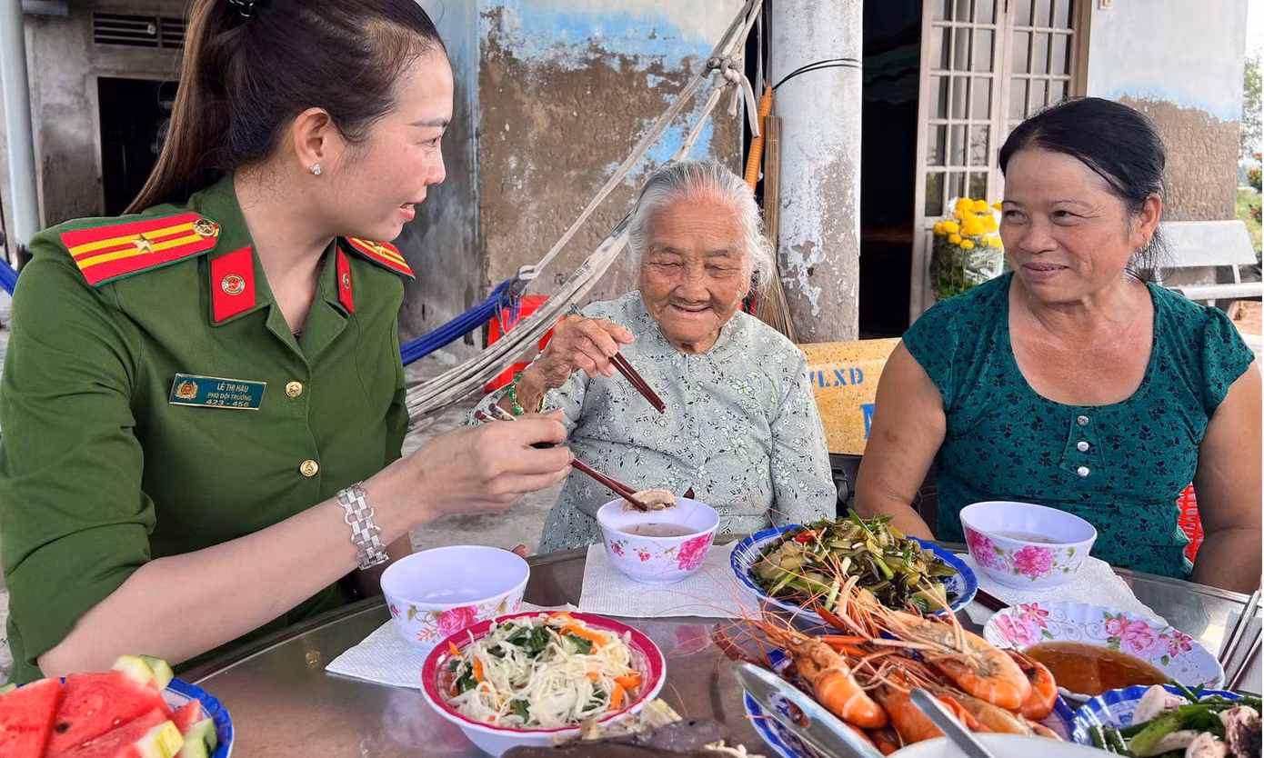 Ban Thanh niên Công an tỉnh Bến Tre phối hợp với Đoàn xã An Thạnh, huyện Thạnh Phú tổ chức nấu “Mâm cơm ngày Tết” cho Mẹ Việt Nam Anh hùng Đoàn Thị Kiệu. Ảnh: Ban Thanh niên CA Bến Tre