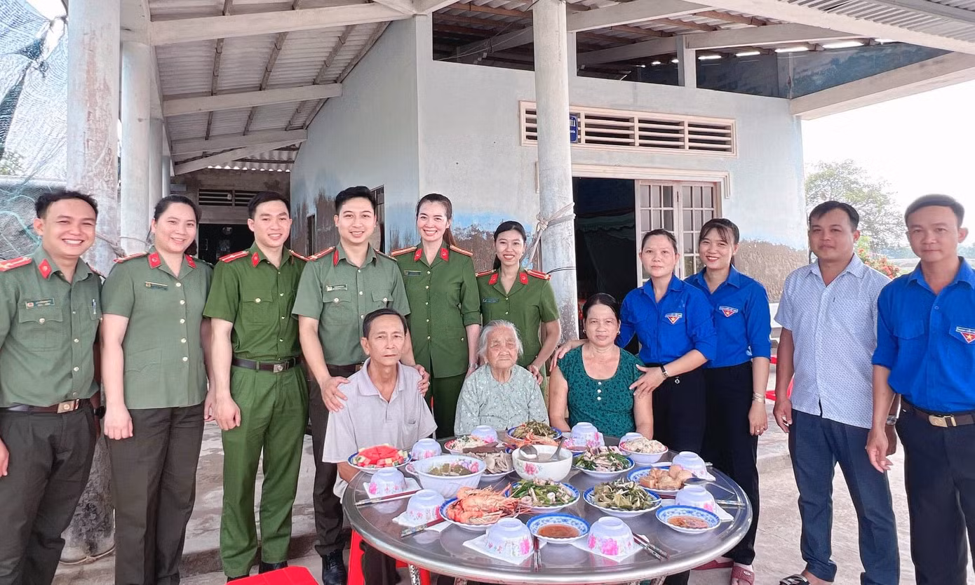 Ban Thanh niên Công an tỉnh Bến Tre phối hợp với Đoàn xã An Thạnh, huyện Thạnh Phú tổ chức nấu “Mâm cơm ngày Tết” cho Mẹ Việt Nam Anh hùng Đoàn Thị Kiệu. Ảnh: Ban Thanh niên CA Bến Tre