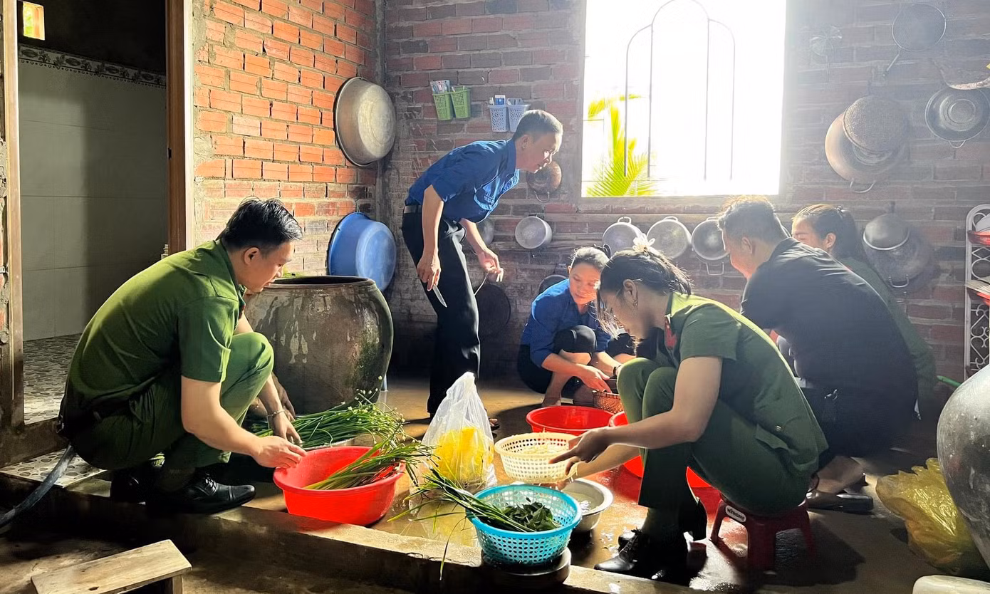 Ban Thanh niên Công an tỉnh Bến Tre phối hợp với Đoàn xã An Thạnh, huyện Thạnh Phú tổ chức nấu “Mâm cơm ngày Tết” cho Mẹ Việt Nam Anh hùng Đoàn Thị Kiệu. Ảnh: Ban Thanh niên CA Bến Tre