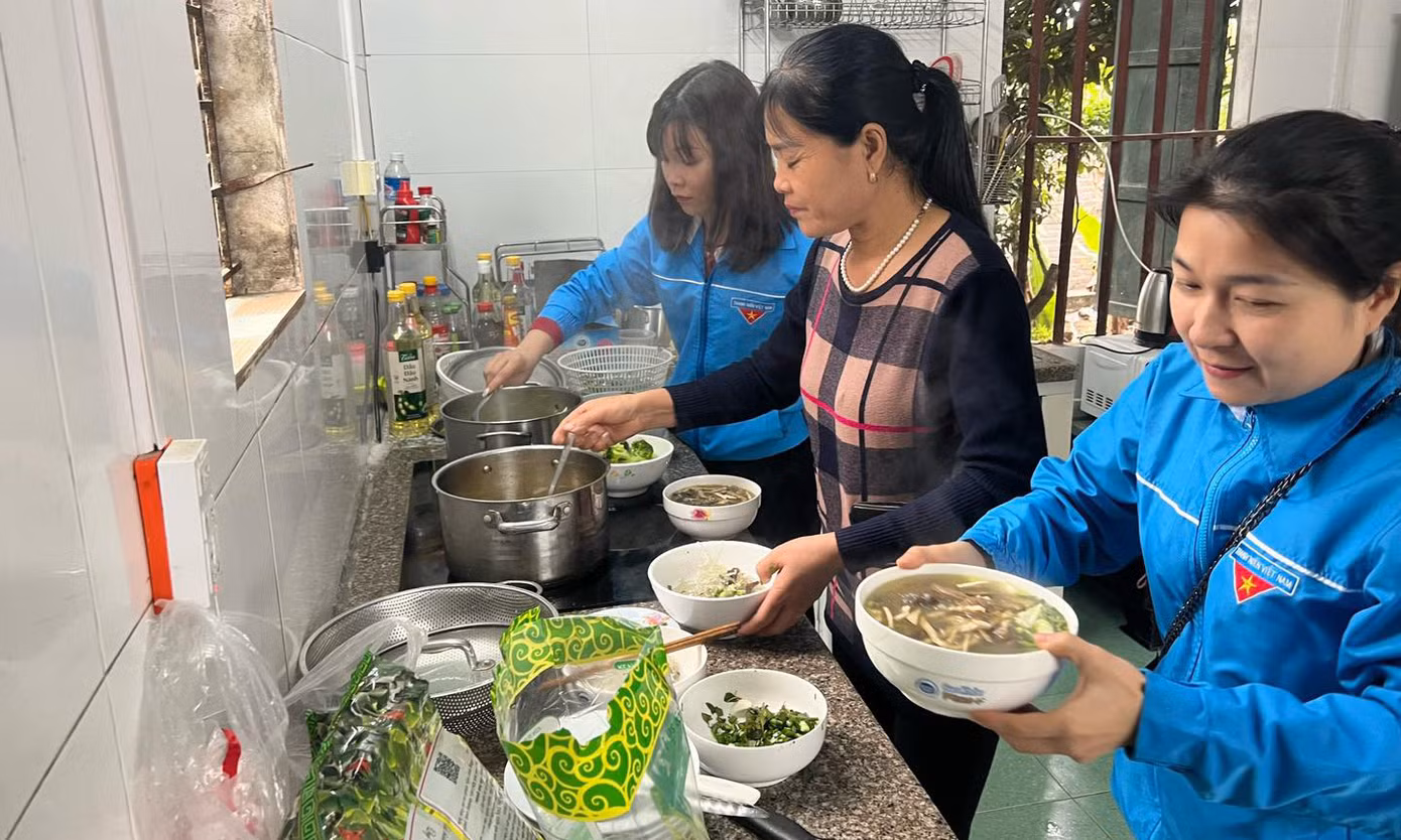 Đoàn viên thanh niên Hải Dương đi chợ, chế biến bữa cơm Tết đoàn viên tại gia đình liệt sĩ, Anh hùng LLVTND Trần Trọng Thường. Ảnh: TĐHD