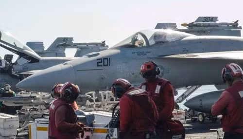 USS George Washington có thể mang khoảng 80 máy bay, là nơi xuất phát của các chiến đấu cơ chiến thuật hướng tới bất kỳ địa điểm nào và được trang bị nhiều loại tên lửa khác nhau
