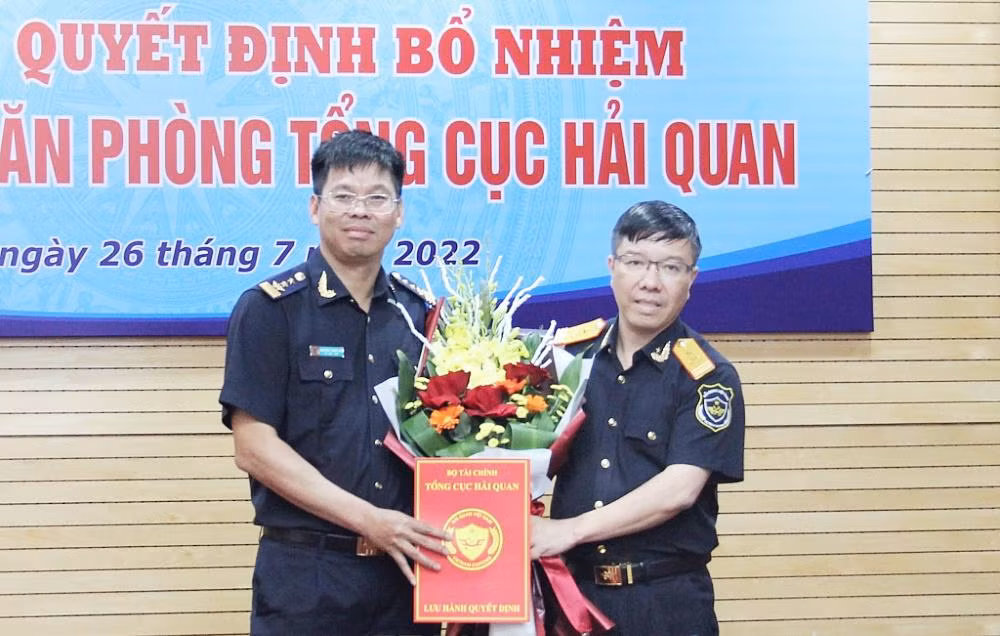 Thừa ủy quyền, Phó Tổng cục trưởng Lưu Mạnh Tưởng trao quyết định và tặng hoa chúc mừng tân Chánh Văn phòng Tổng cục Hải quan Nguyễn Trung Hải