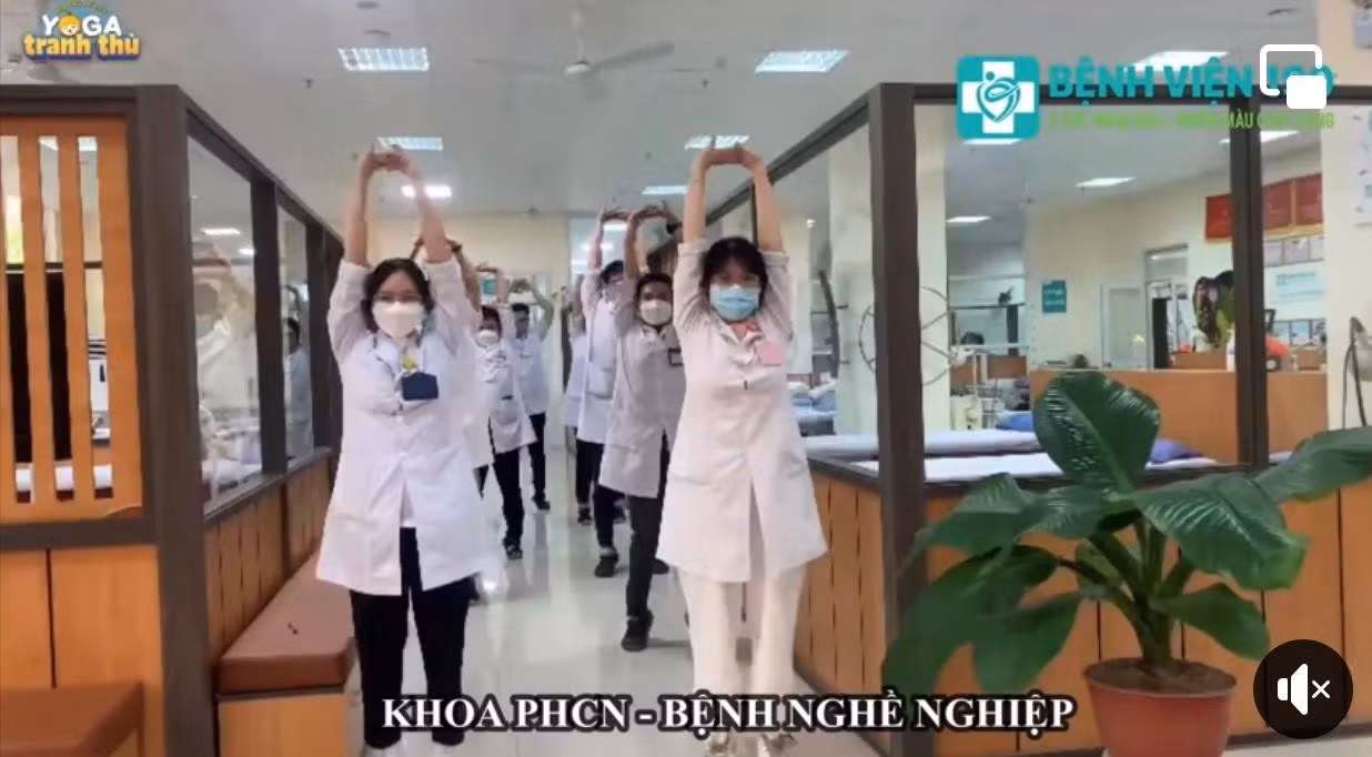 Yoga tranh thủ được tập thể cán bộ , y bác sĩ bệnh viện 199 Đà Nẵng hưởng ứng nhiệt tình: “Là những người bảo vệ sức khỏe cho nhân dân, trước tiên chúng ta phải là những người sống khỏe”