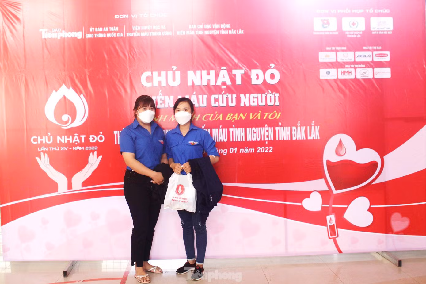 Chị Nhung (phải) và Thùy Linh (trái) tham gia hiến máu tại chương trình