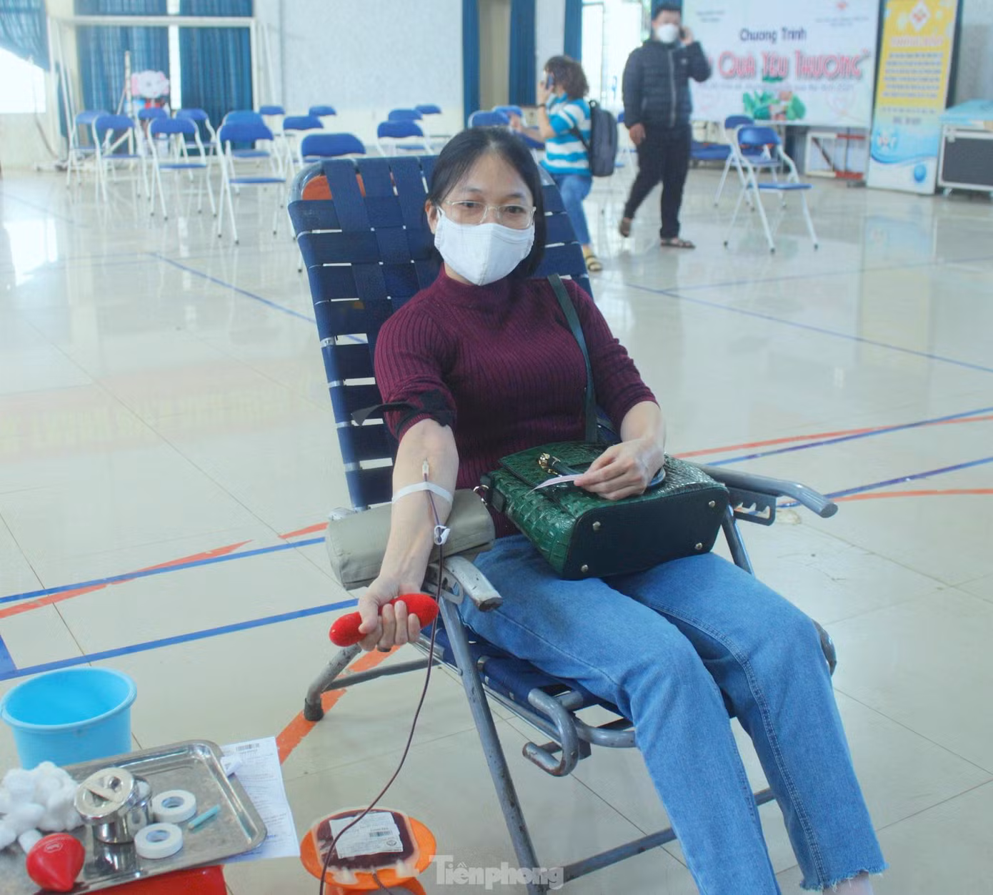 Bác sĩ Trần Thị Xuân Mẫu tham gia hiến máu